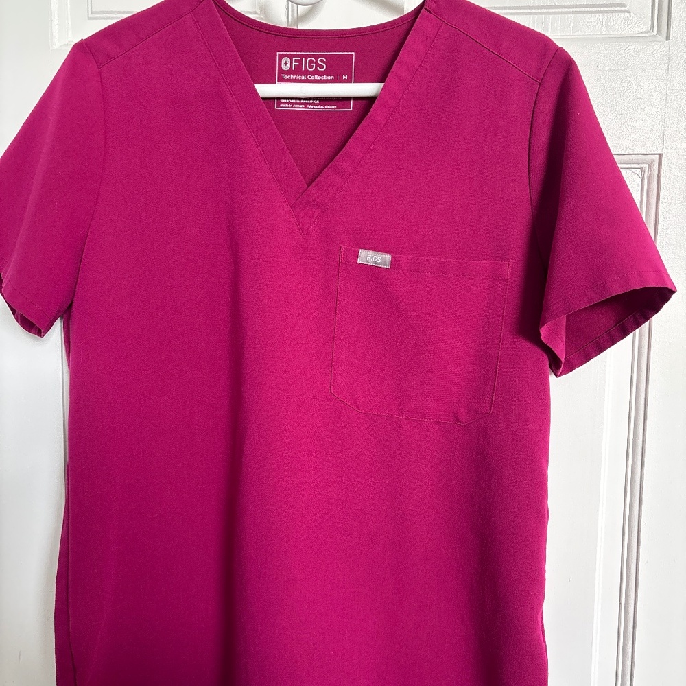 Magenta Figs scrub top catarina